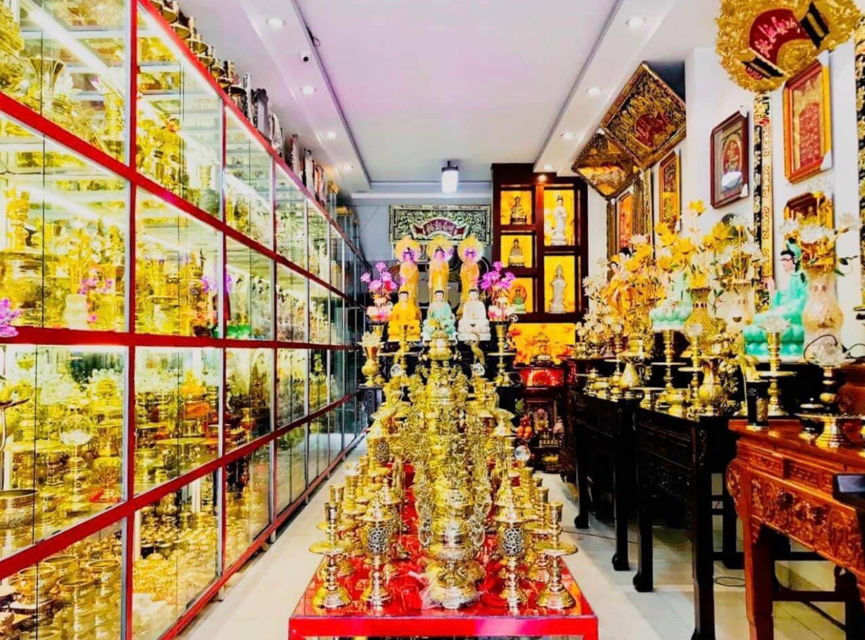 Có cửa hàng trưng bày sản phẩm đồ thờ